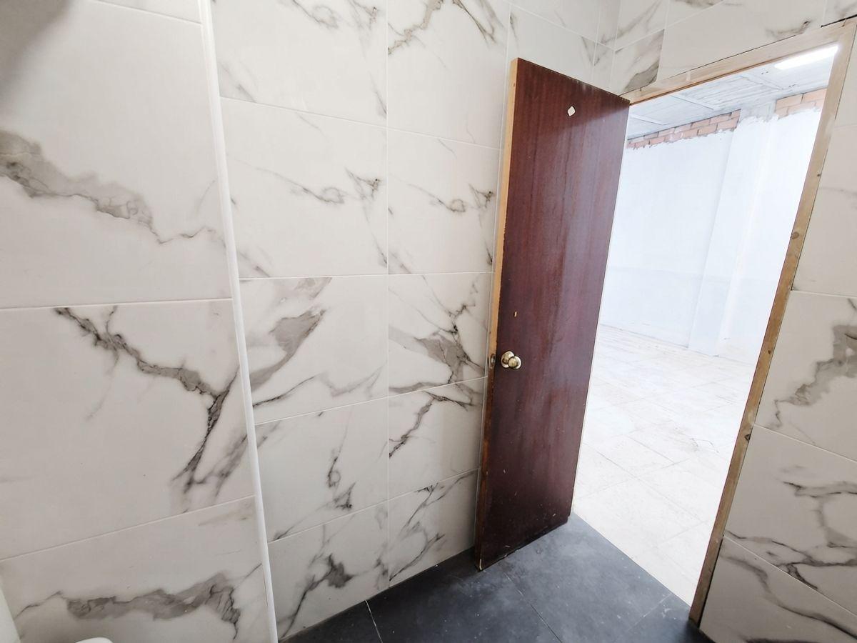 Local en Venta en Calle Río Vélez - 13