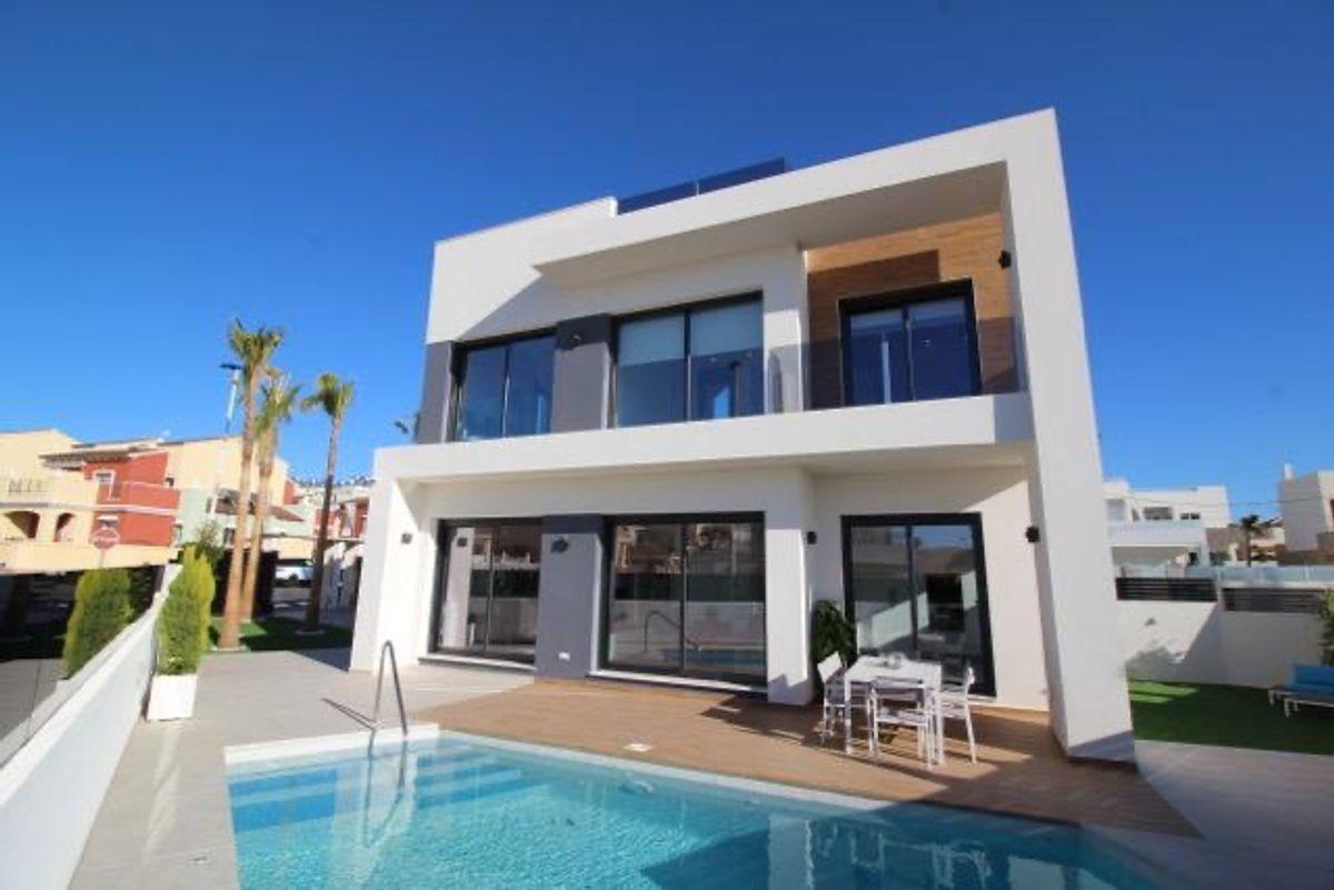 Villa en Venta en Calle Gabriela Mistral - 23