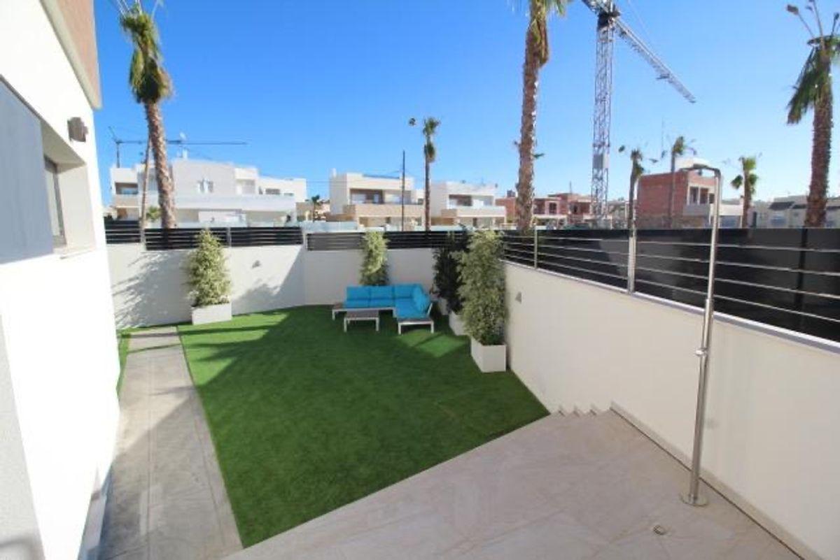 Villa en Venta en Calle Gabriela Mistral - 27