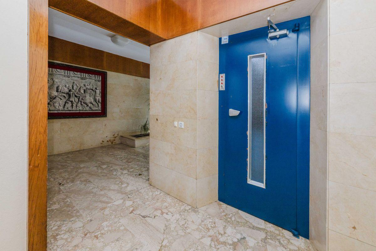 Piso en Venta en Calle Levíes - 32