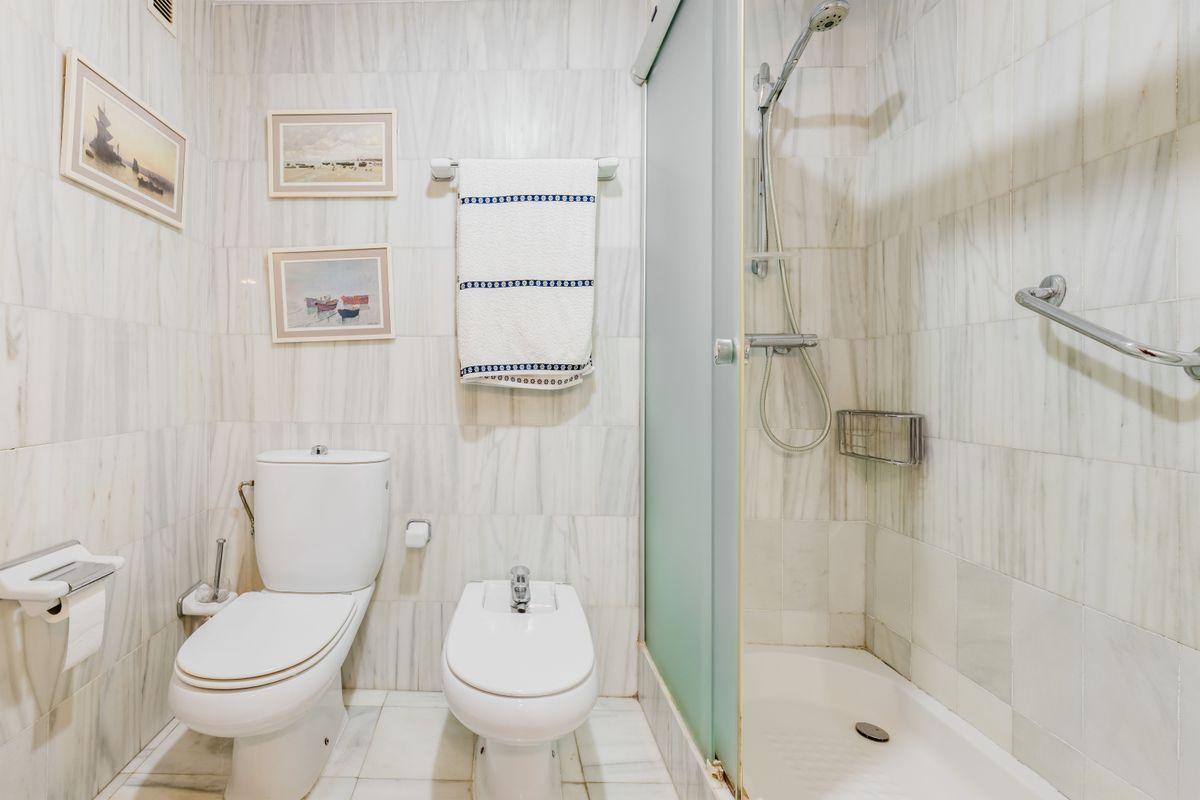Piso en Venta en Calle Levíes - 24