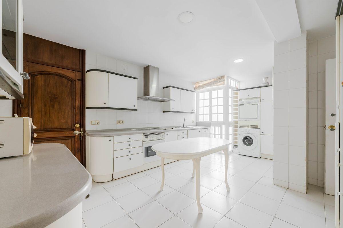 Piso en Venta en Calle Levíes - 12