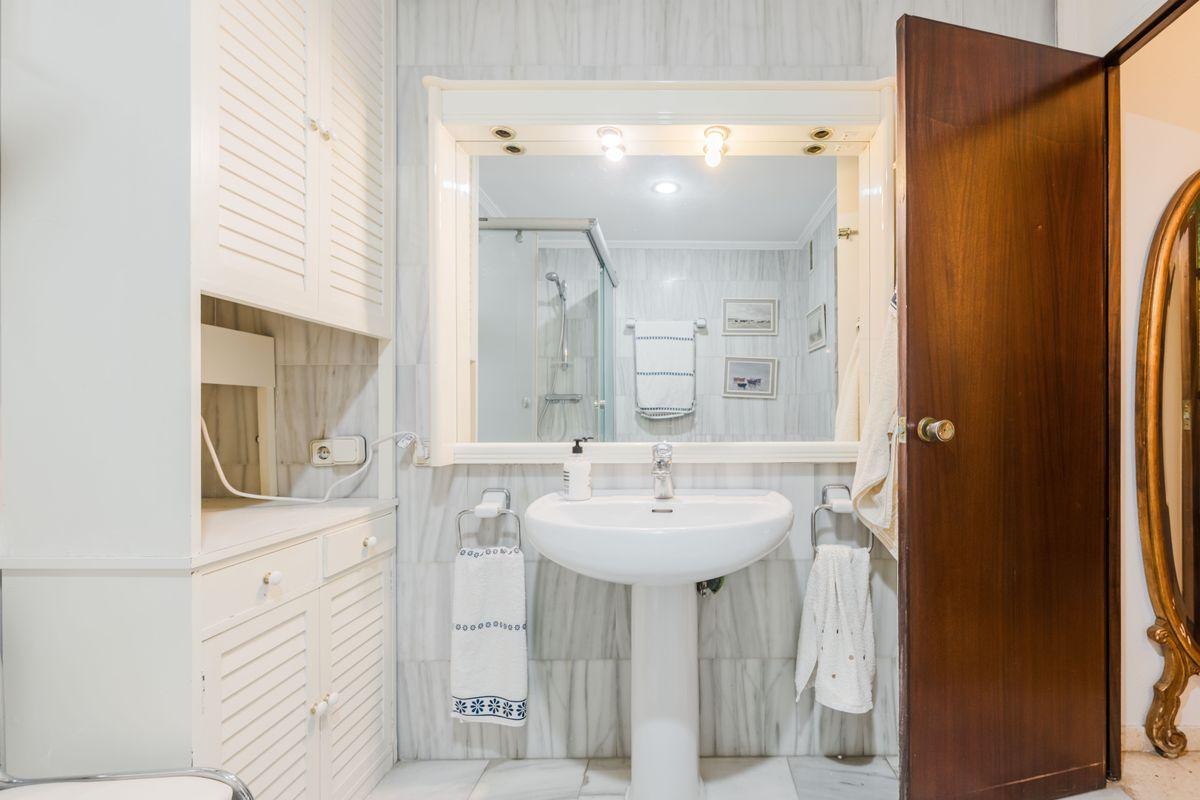 Piso en Venta en Calle Levíes - 25