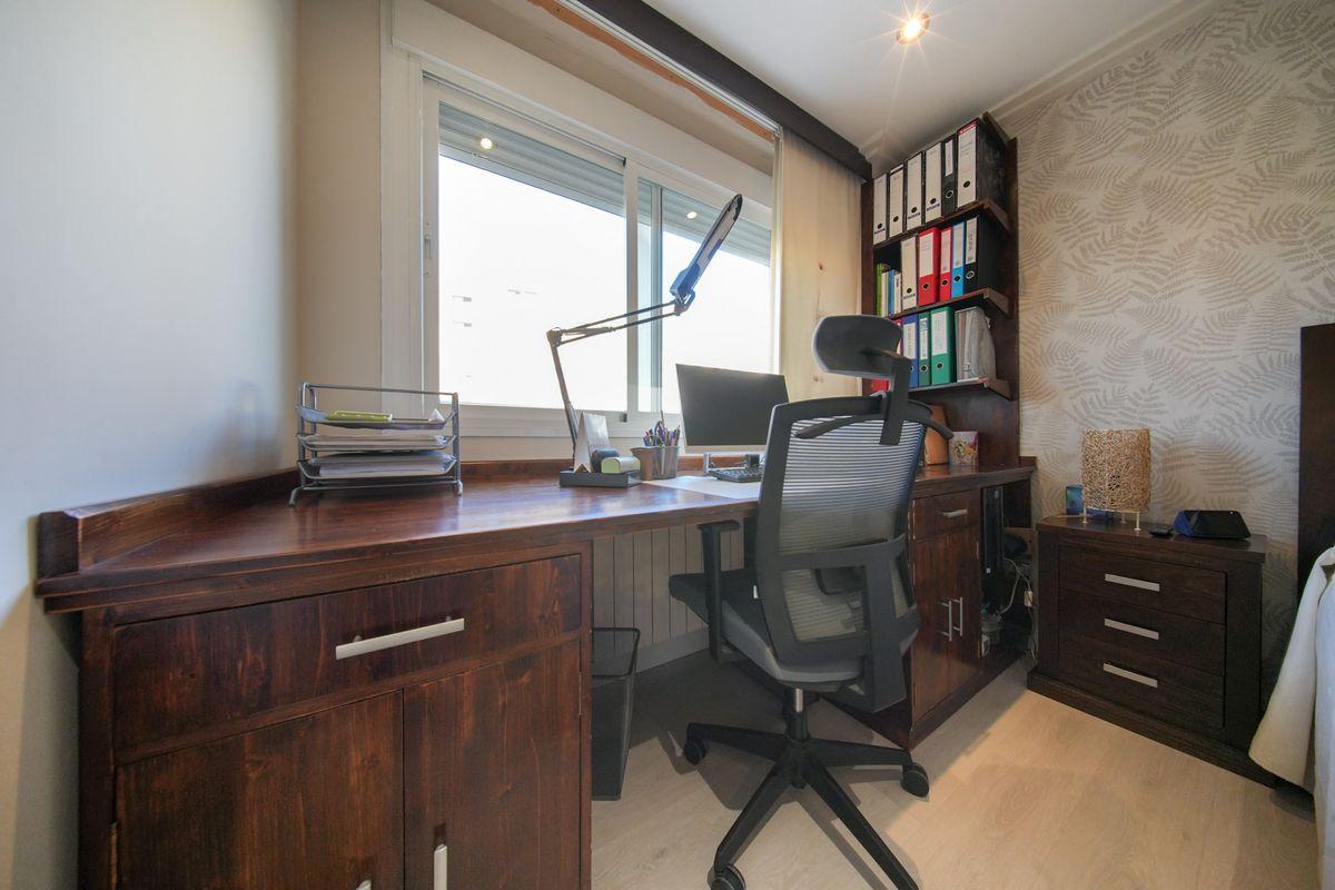 Piso en Venta en Calle del Planeta Urano - 28