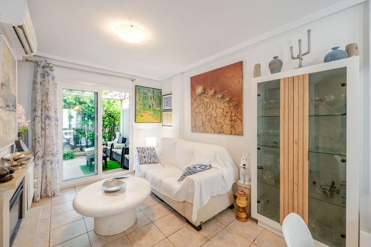 Casa Adosada en Venta en Calle Talía 4 - 3