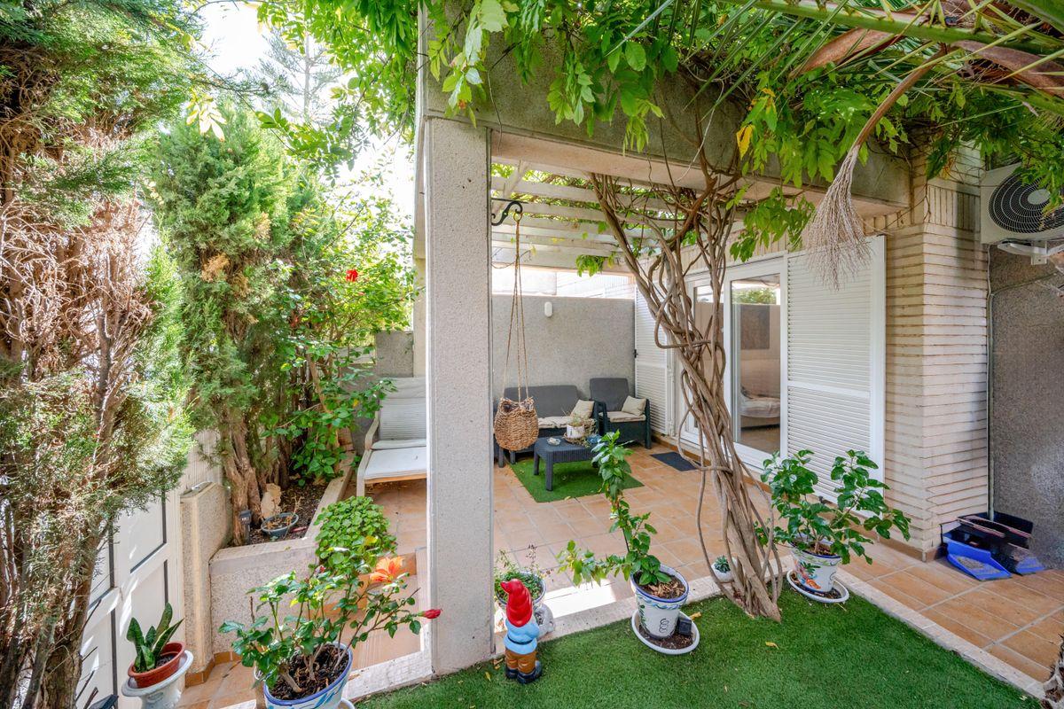Casa Adosada en Venta en Calle Talía 4 - 8