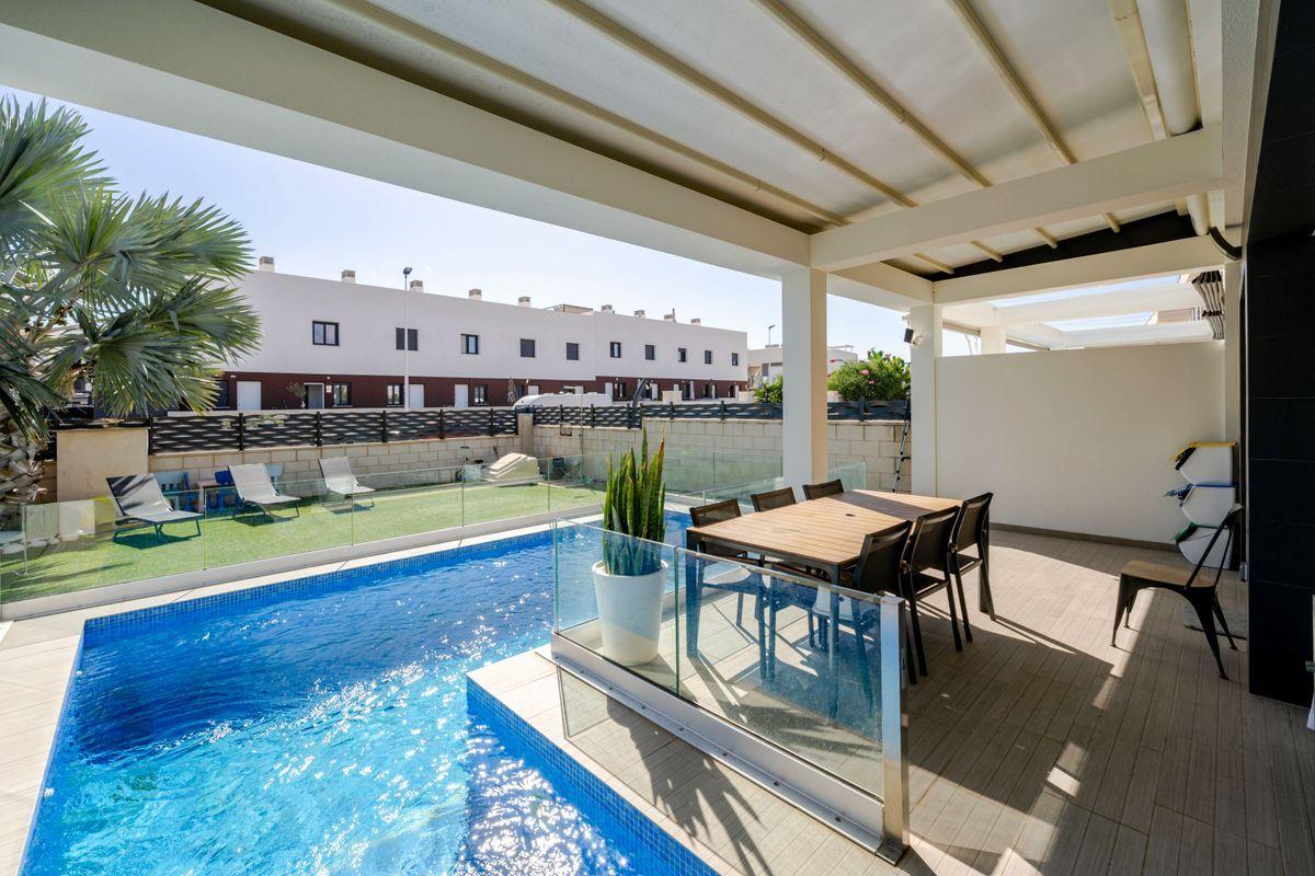 Chalet pareado en venta en Calle Malta - 34