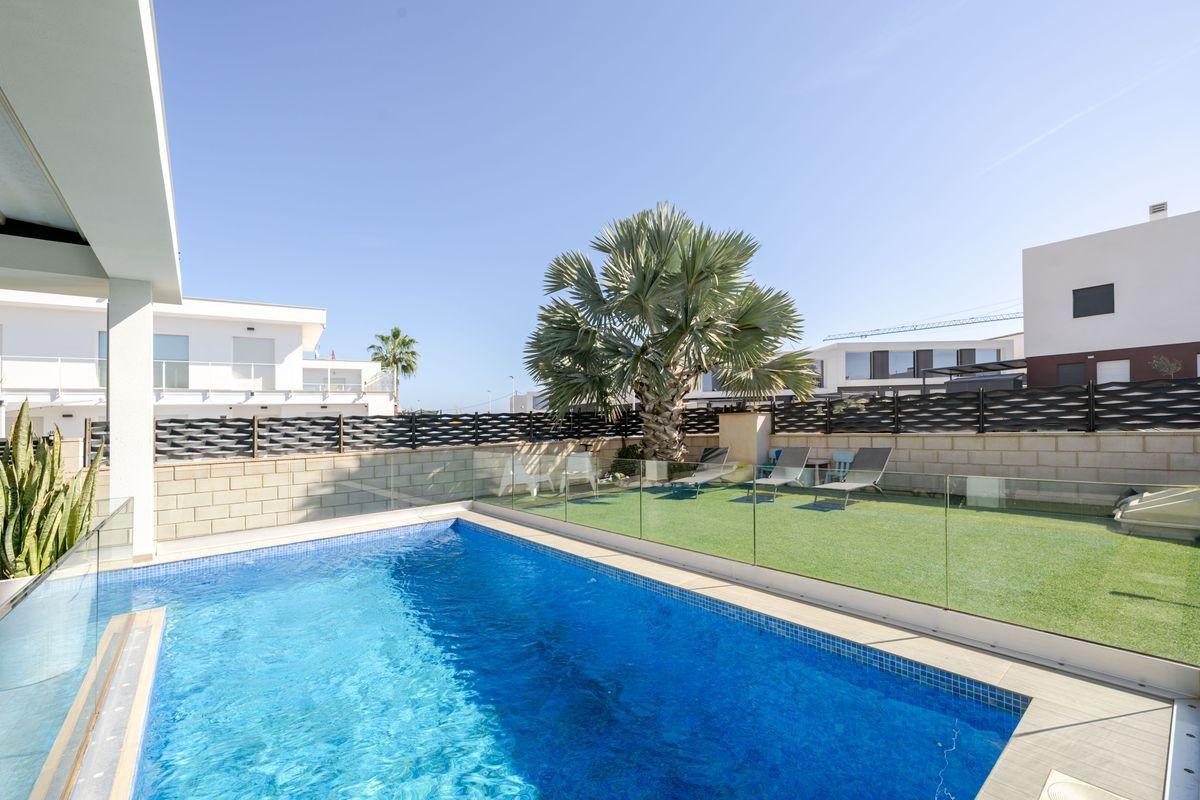 Chalet pareado en venta en Calle Malta - 30