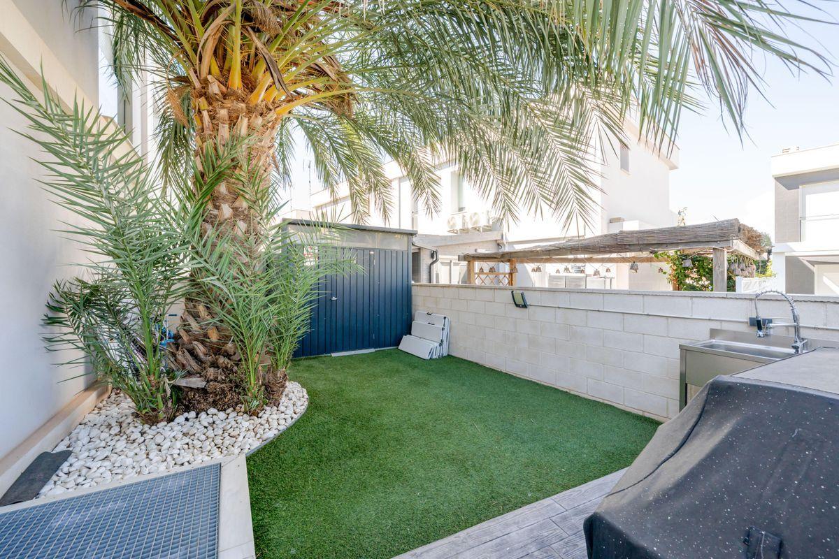 Chalet pareado en venta en Calle Malta - 27