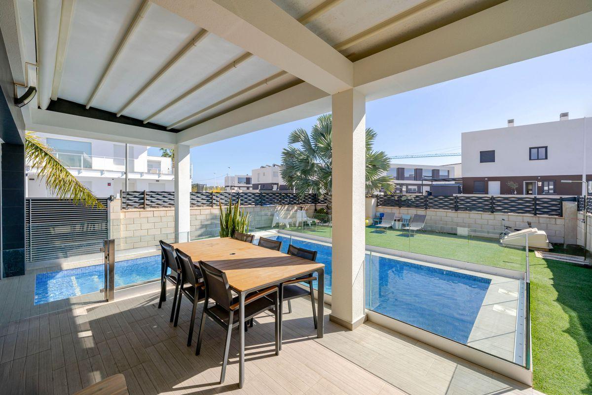 Chalet pareado en venta en Calle Malta - 32