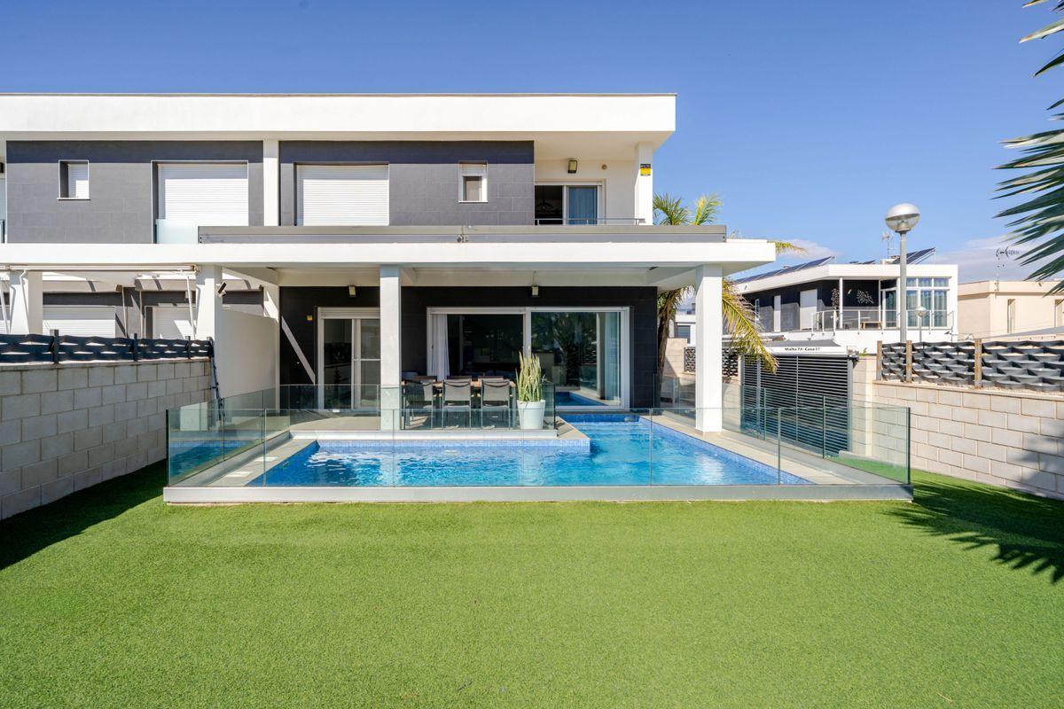 Chalet pareado en venta en Calle Malta - 28