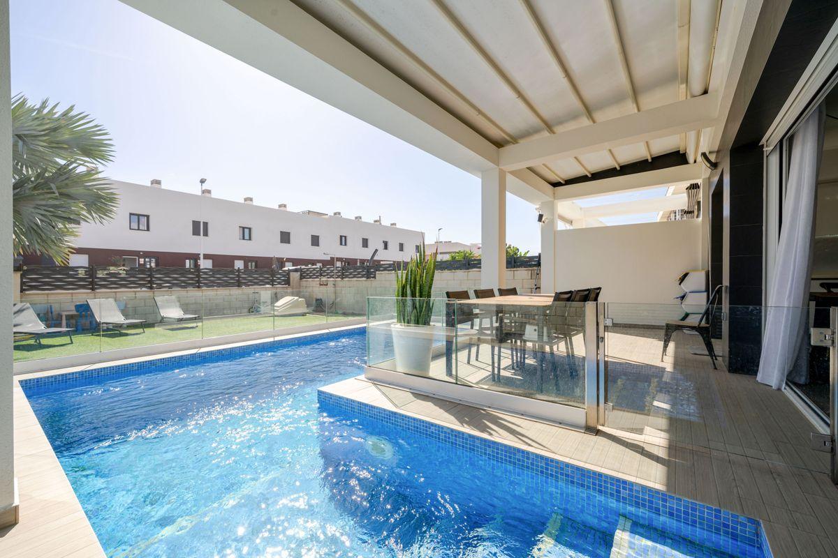 Chalet pareado en venta en Calle Malta - 35