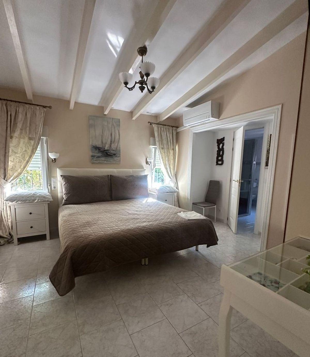 Villa en Venta en Calle Halcones - 9