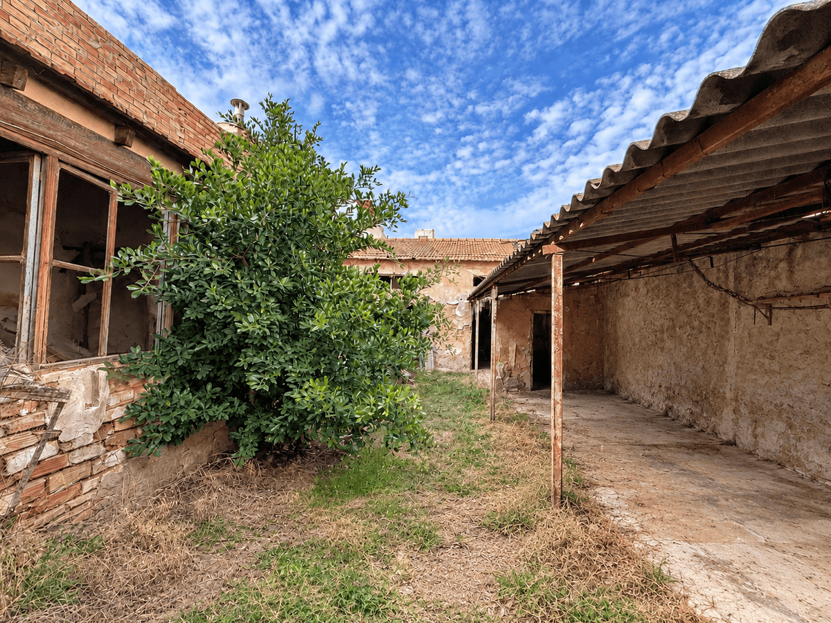 Terreno residencial en Venta en Calle Menéndez Pidal - 2