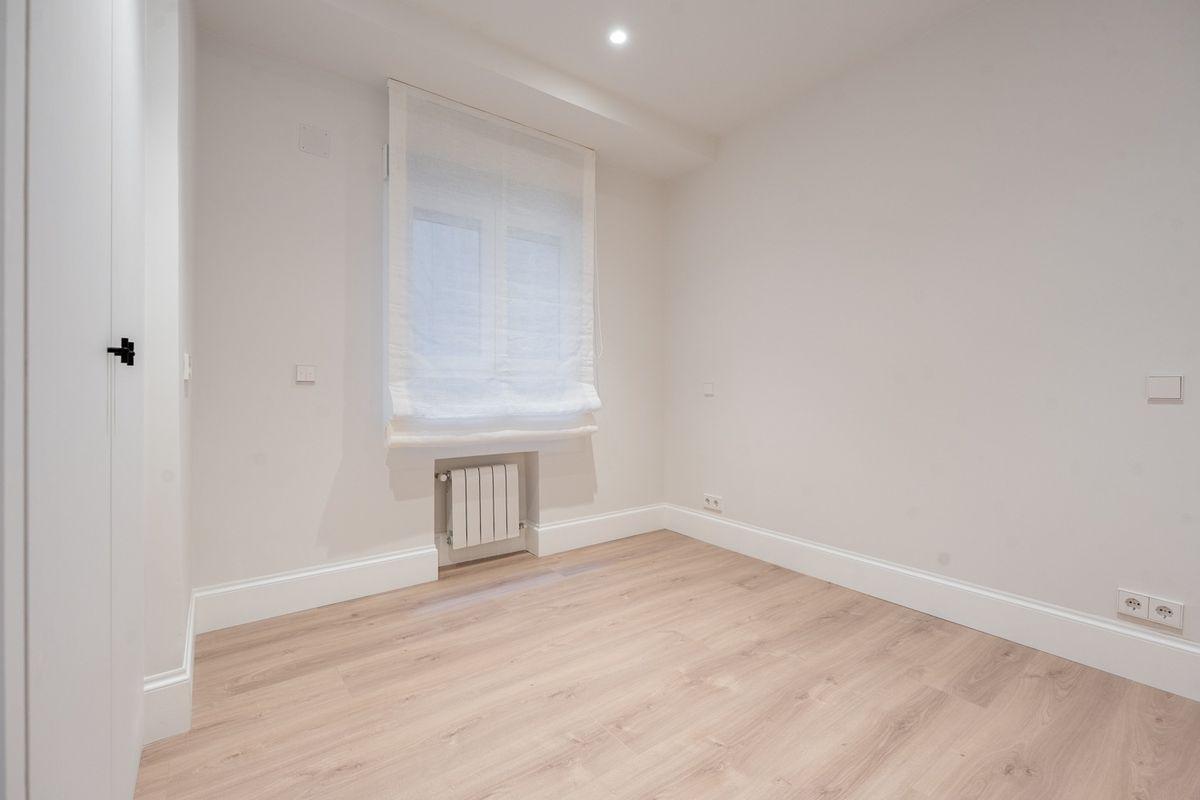 Piso en Venta en Calle de la Infanta María Teresa - 19