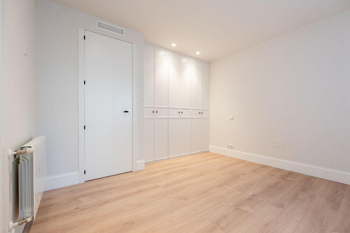 Piso en Venta en Calle de la Infanta María Teresa - 21