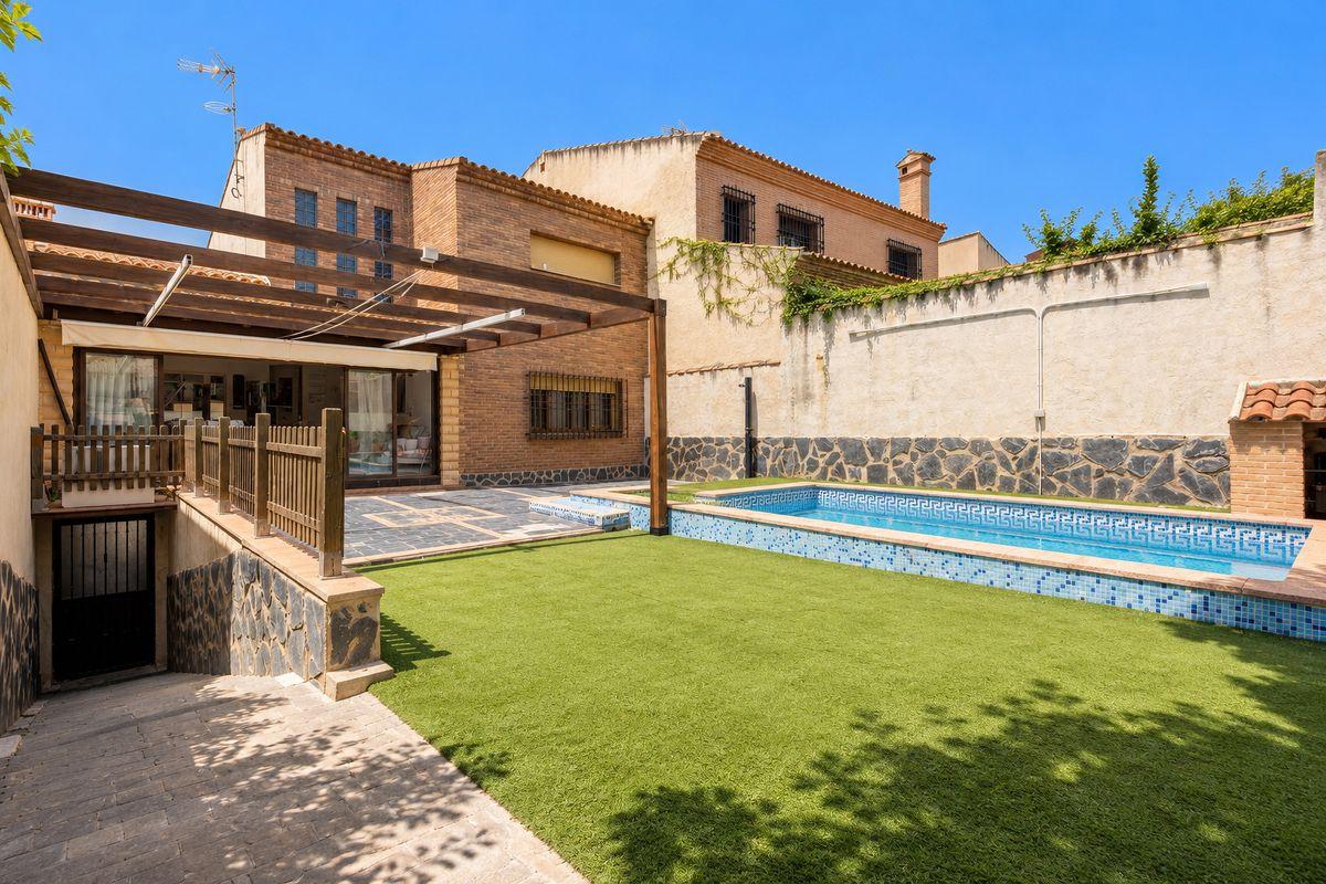 Chalet en Venta en Calle Barriada del Santo - 2