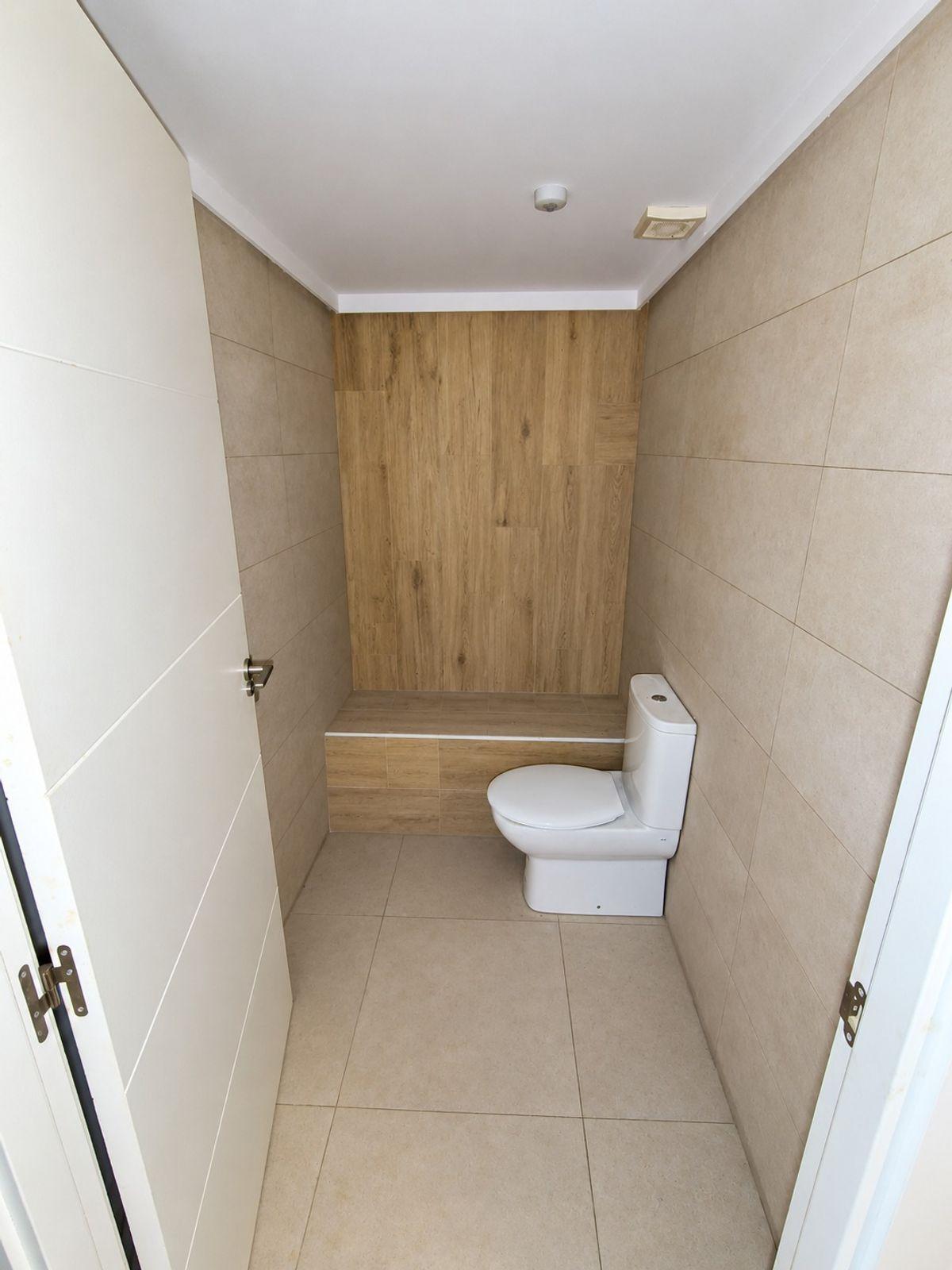 Local Comercial en Venta en Carrer Sol Naixent - 18