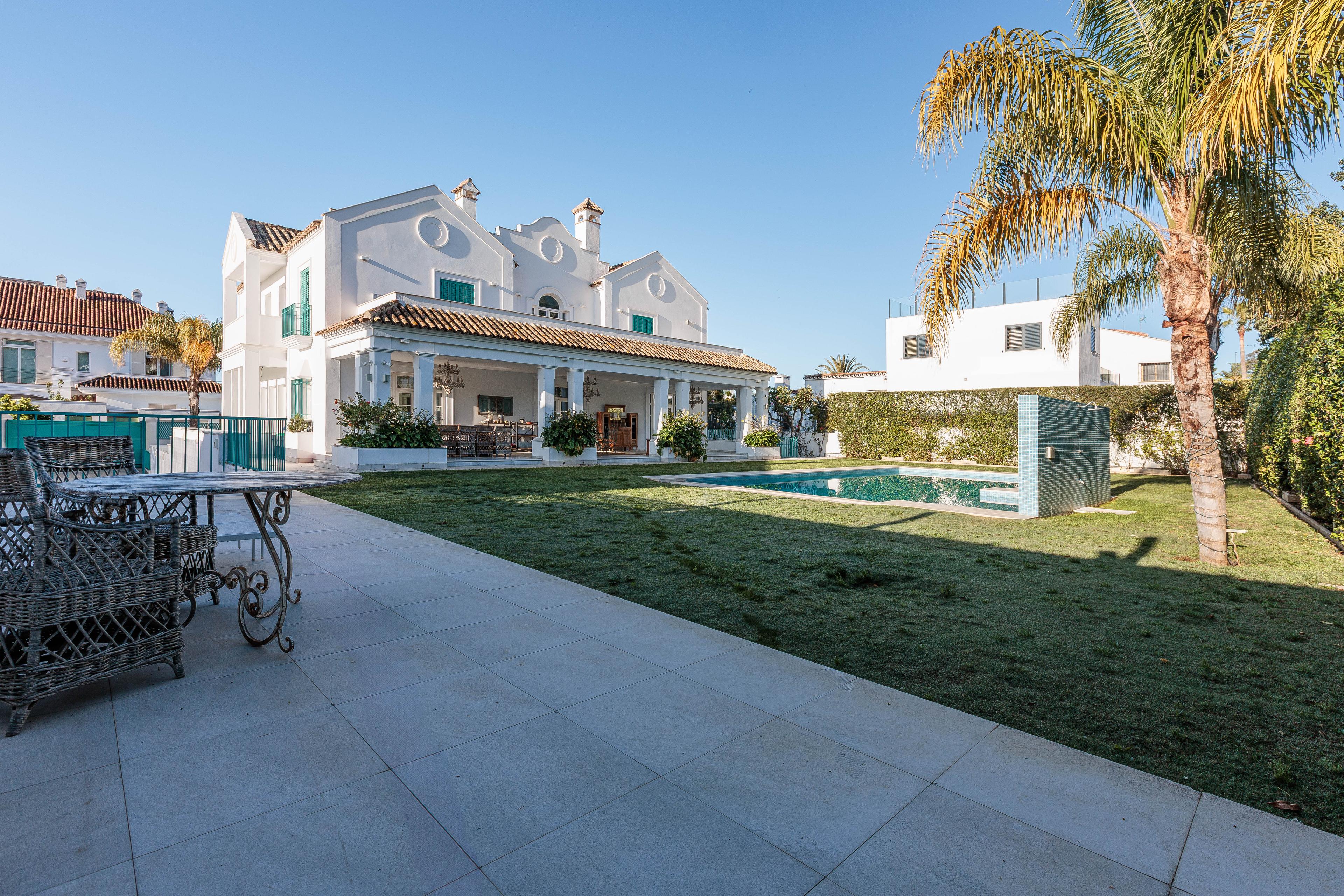 Chalet independiente en venta en C. Picasso, Marbella - 2
