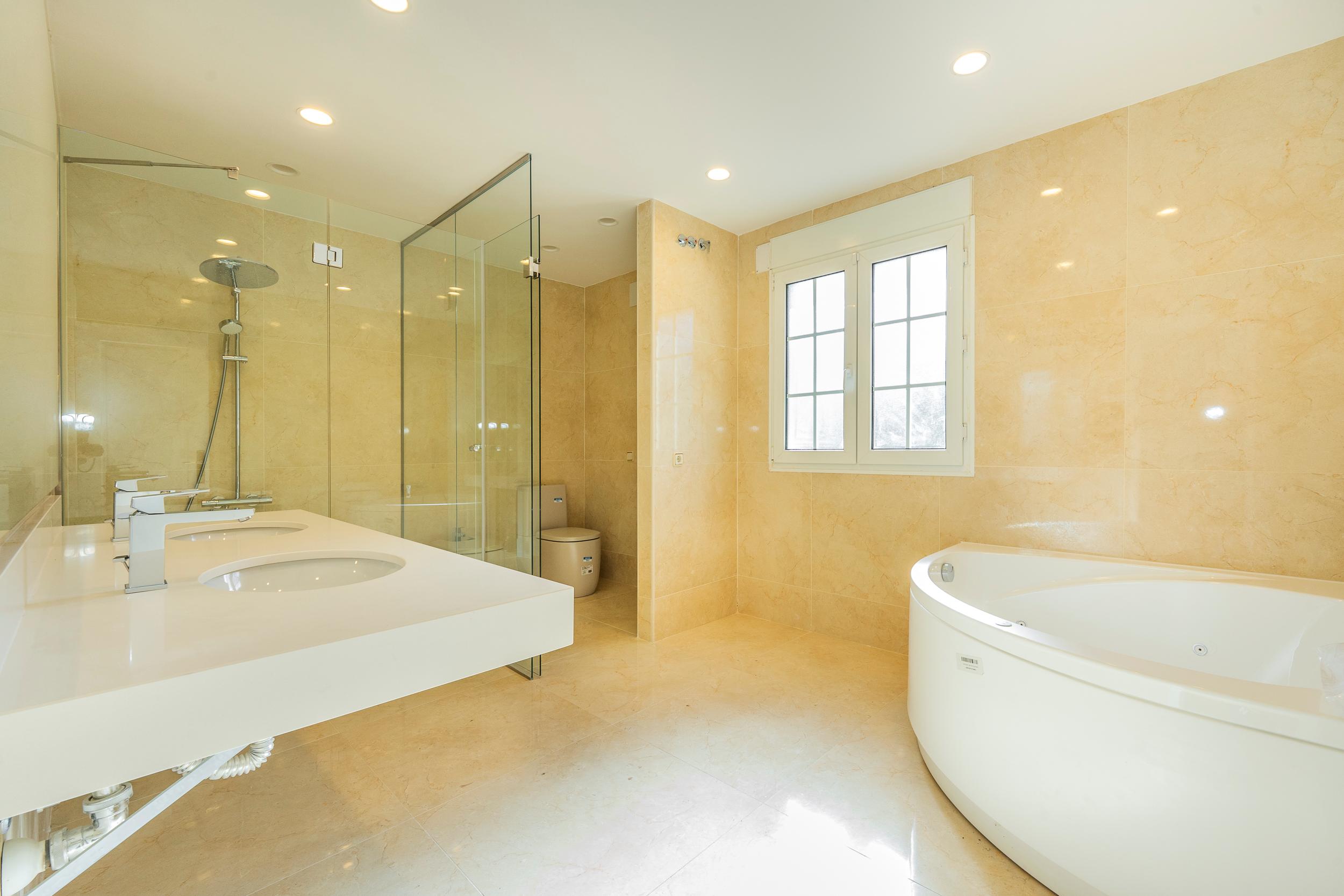 chalet a estrenar con piscina interior y exterior - 10
