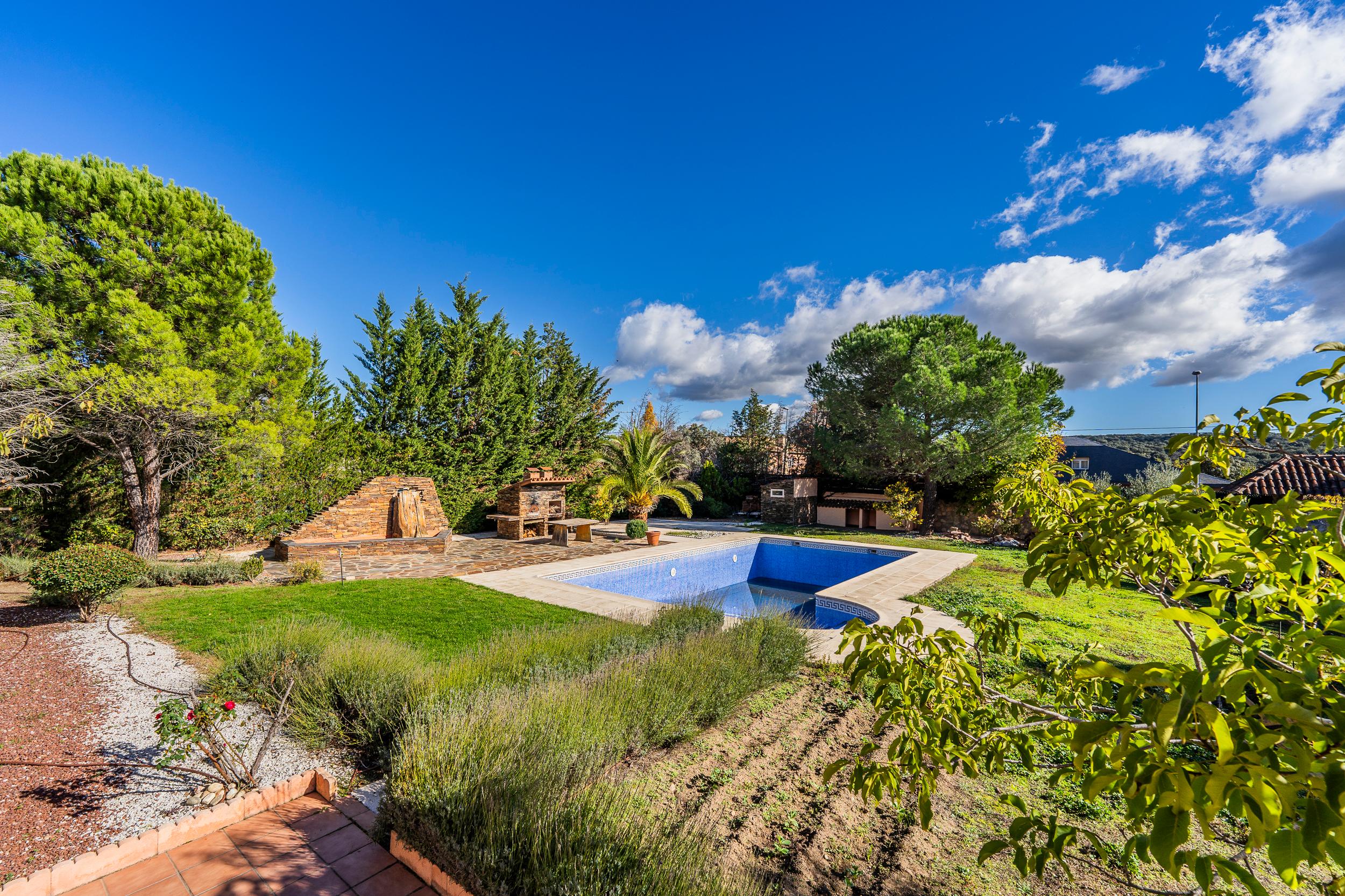 chalet a estrenar con piscina interior y exterior - 2