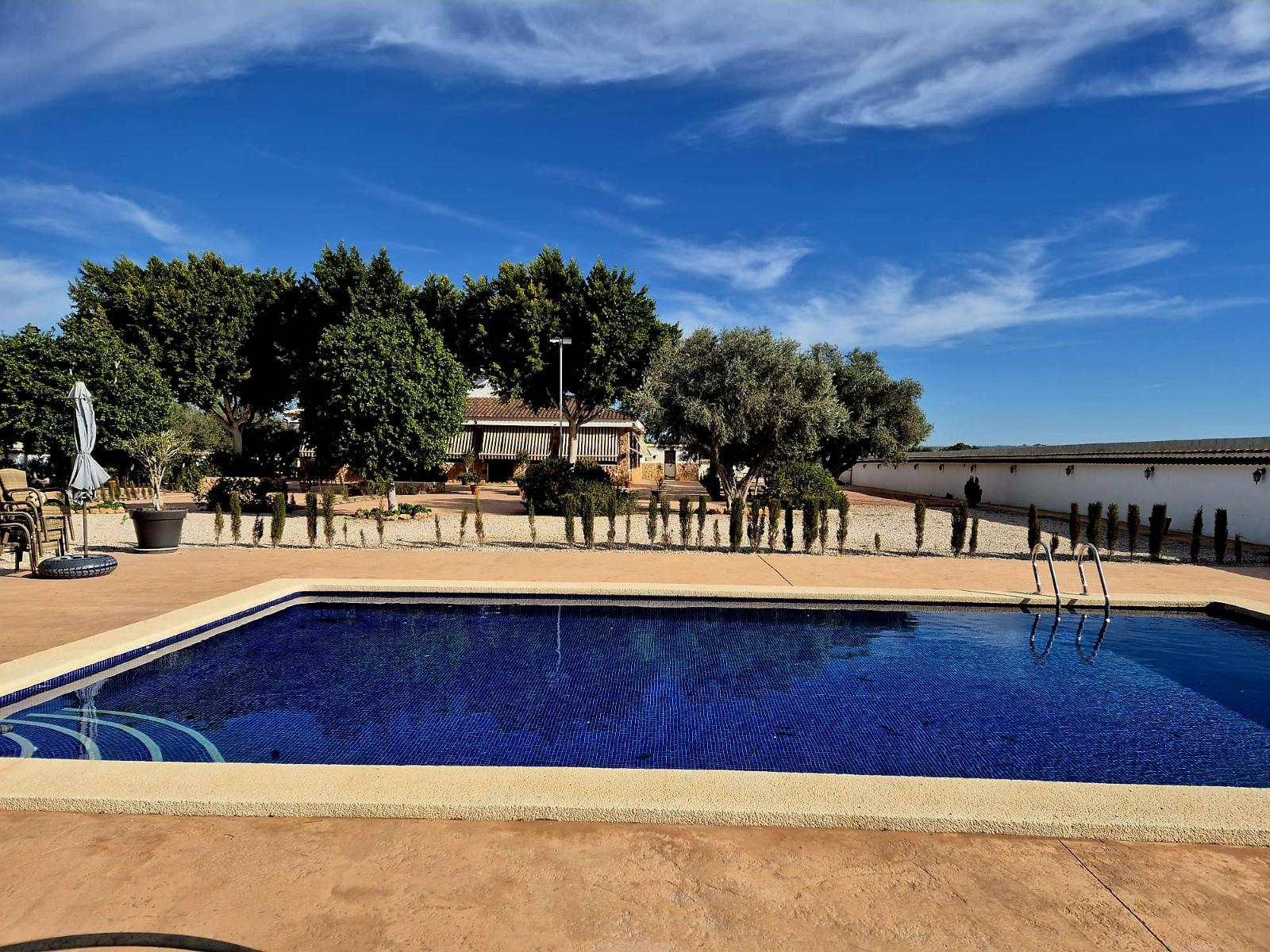 Finca exclusiva de alto nivel con dos viviendas, piscina privada y gran parcela cerca de la costa - 3