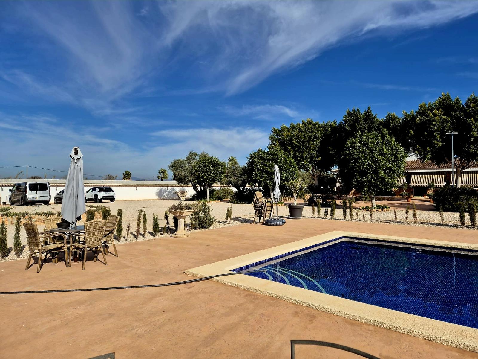 Finca exclusiva de alto nivel con dos viviendas, piscina privada y gran parcela cerca de la costa - 4