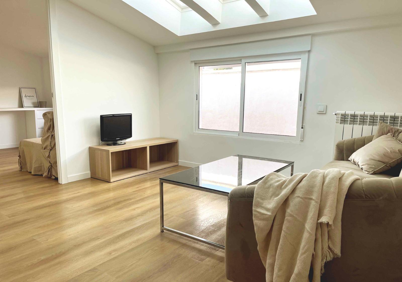 Venta de excllusivo ático reformado - Calle Drácena, Madrid  - 1