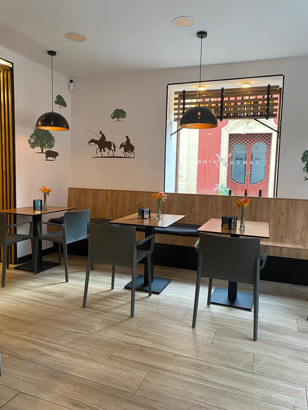 Se Traspasa Local comercial En Pleno Casco histórico De Alcalá De henares  75  Mtrs2 - 4