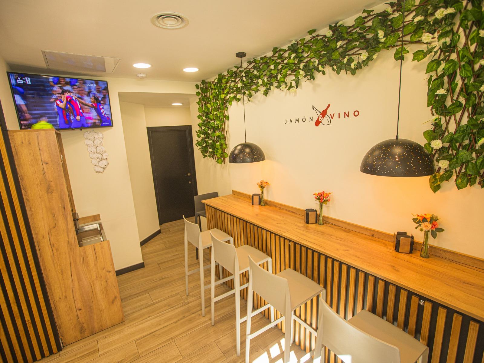 Se Traspasa Local comercial En Pleno Casco histórico De Alcalá De henares  75  Mtrs2 - 1