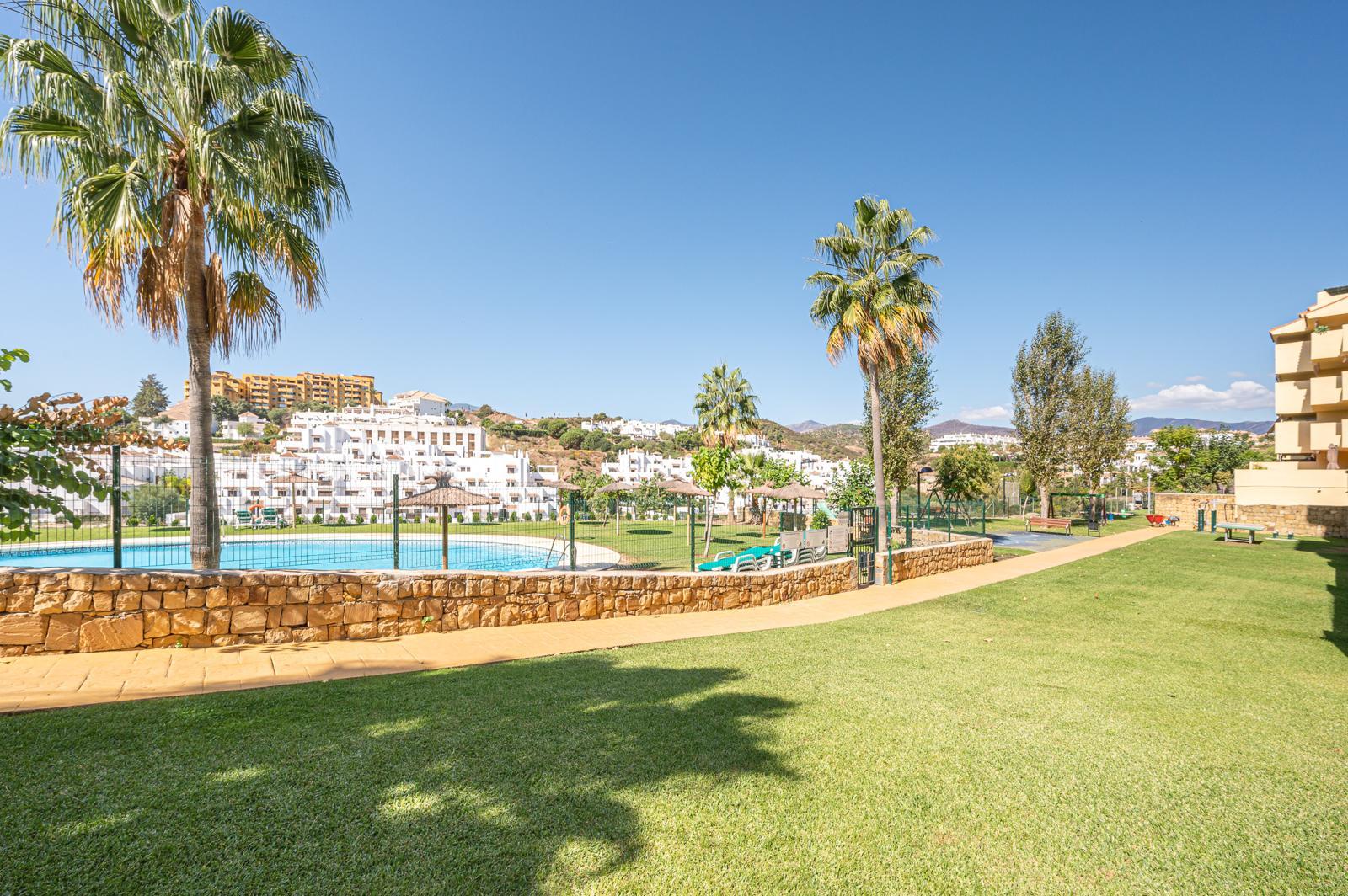 Impecable bajo reformado con 2 dormitorios, 2 baños y terraza de 122 m² – Selwo / Nueva Milla de Oro/ ESTEPONA - 2
