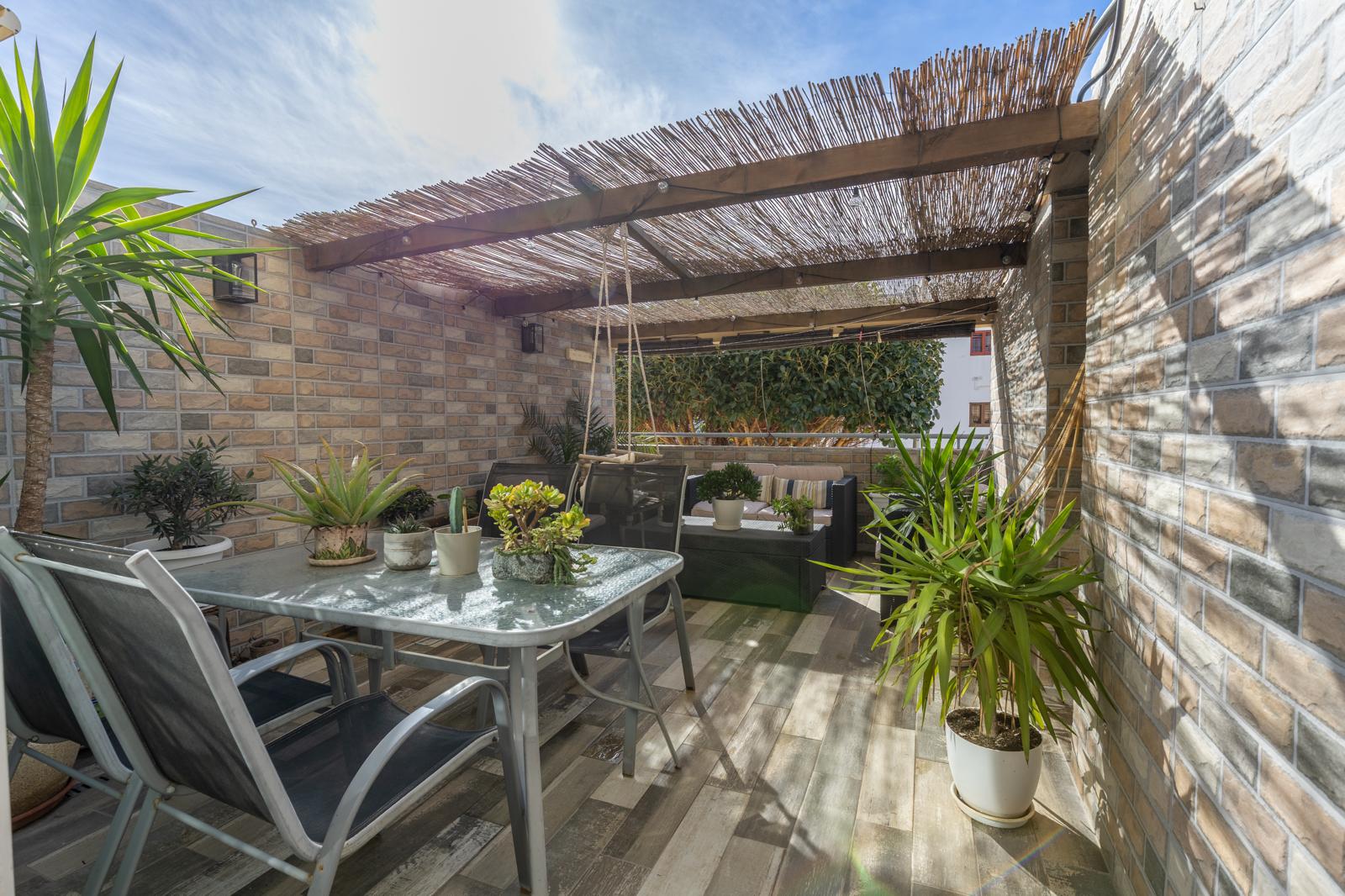 Dúplex reformado con terraza y parking en Sant Jordi - 2