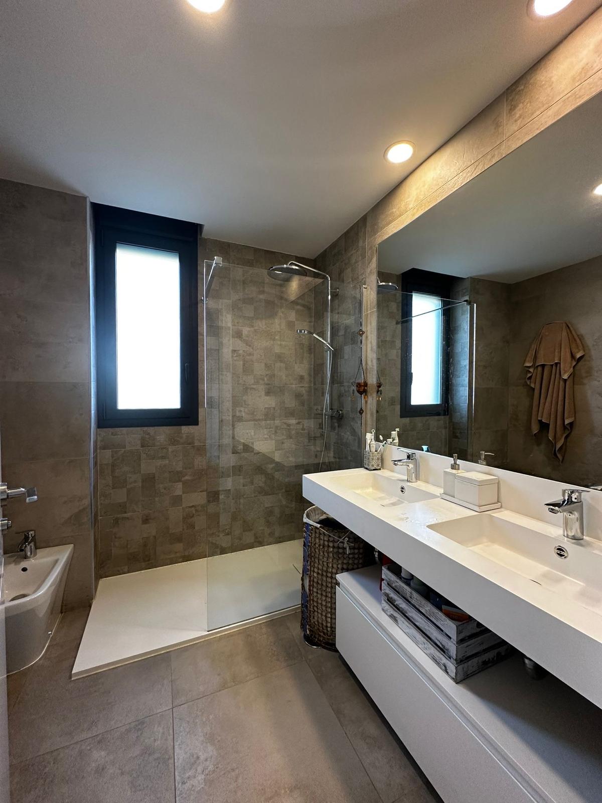 Exclusivo bajo con jardín privado en urbanización de alto nivel  - 28