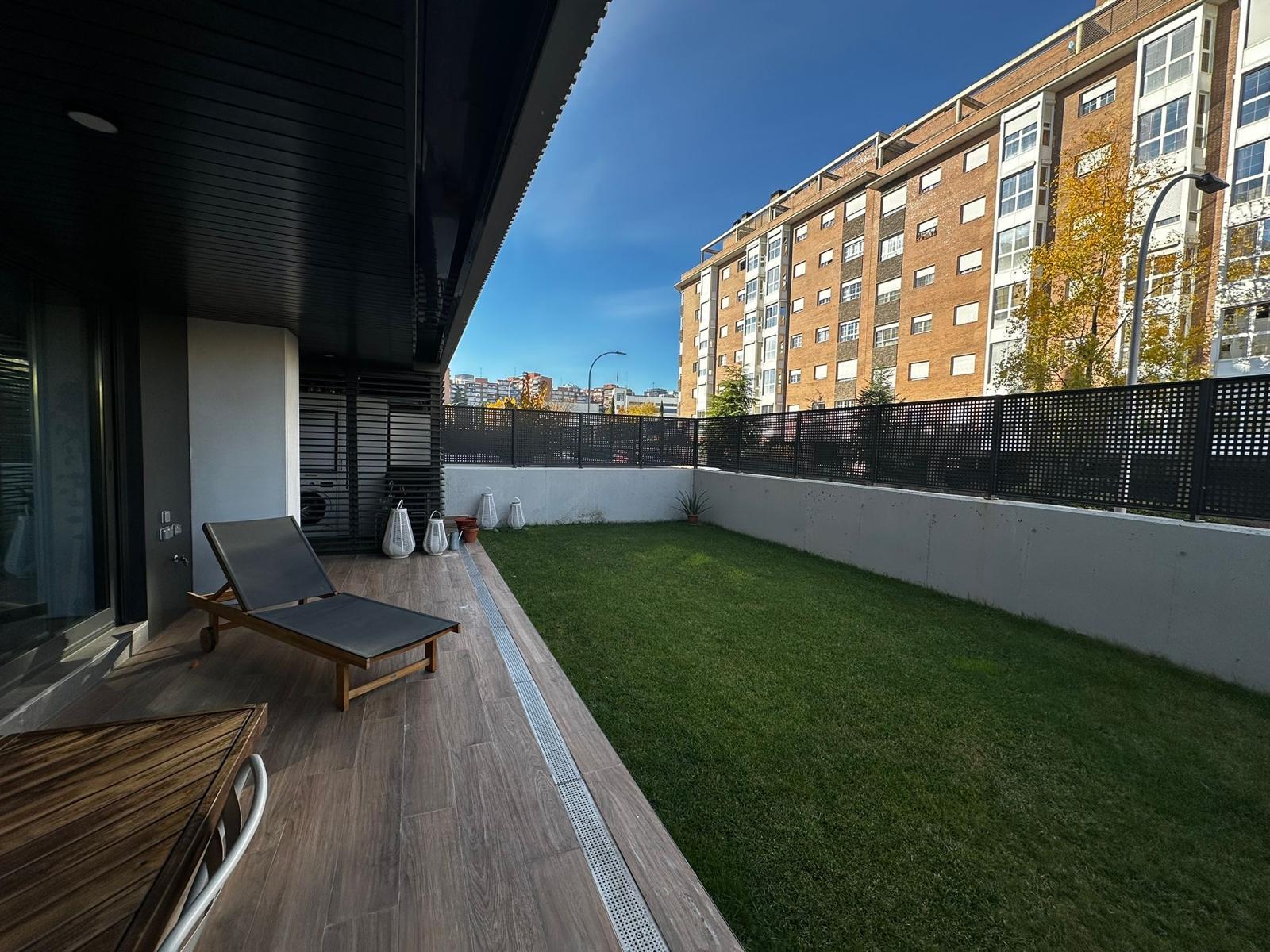 Exclusivo bajo con jardín privado en urbanización de alto nivel  - 2