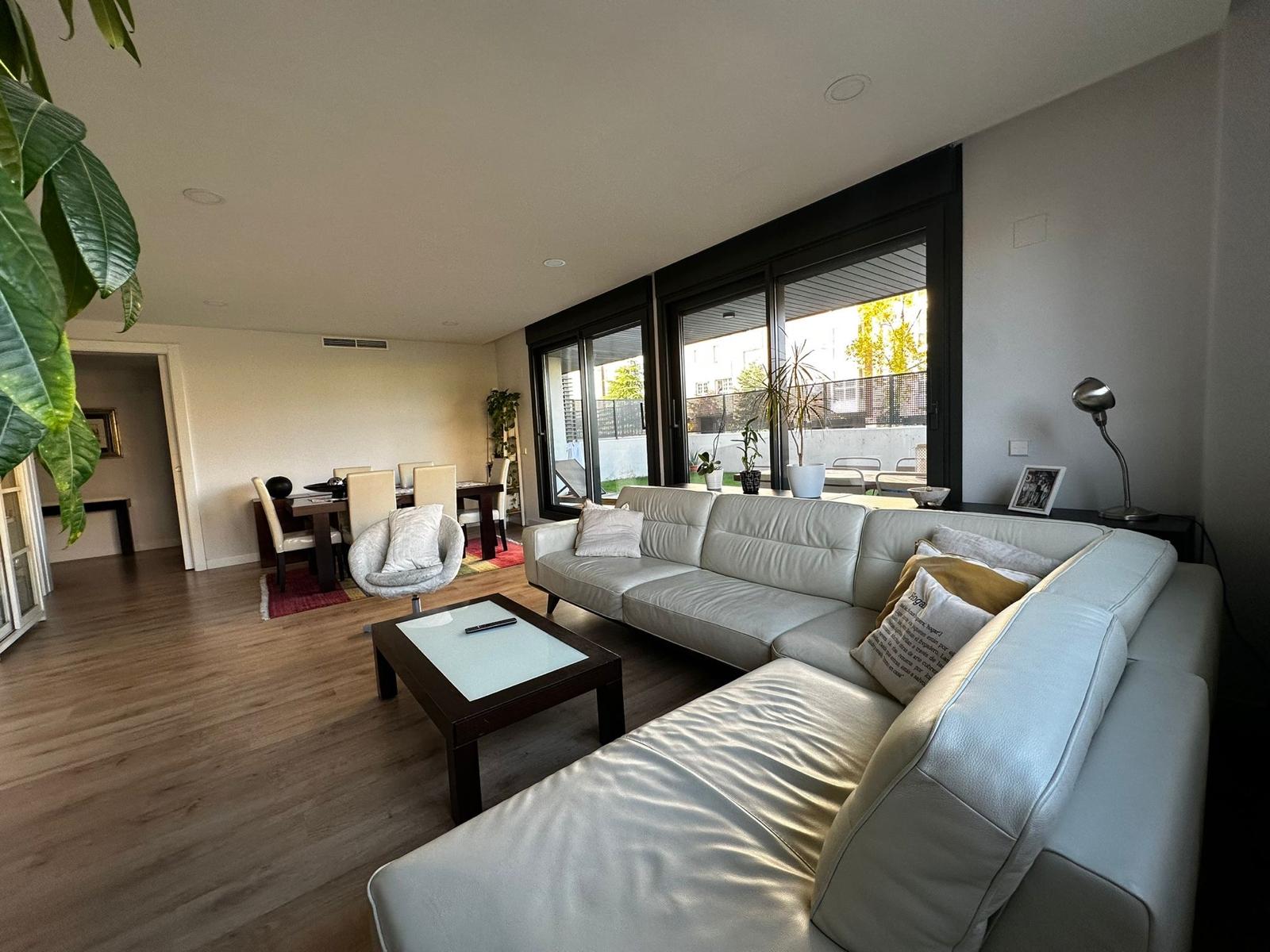 Exclusivo bajo con jardín privado en urbanización de alto nivel  - 3