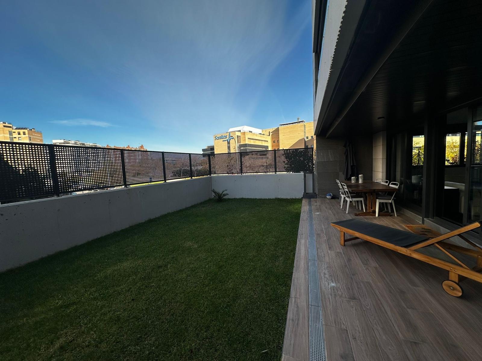 Exclusivo bajo con jardín privado en urbanización de alto nivel  - 1