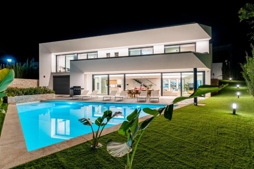 Luxury Villa in Eastern Marbella – A Contemporary Masterpiece - 35