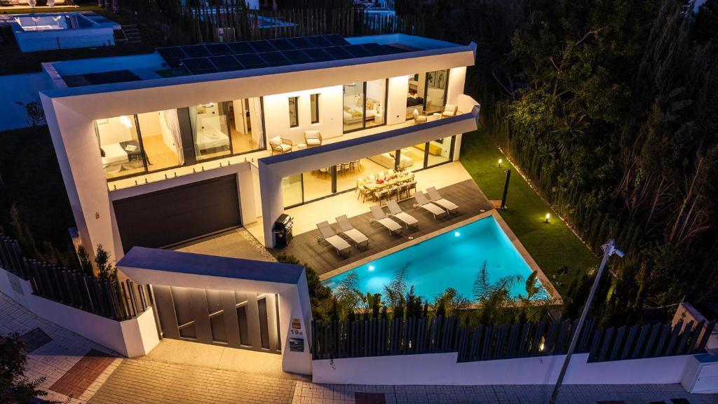 Luxury Villa in Eastern Marbella – A Contemporary Masterpiece - 36