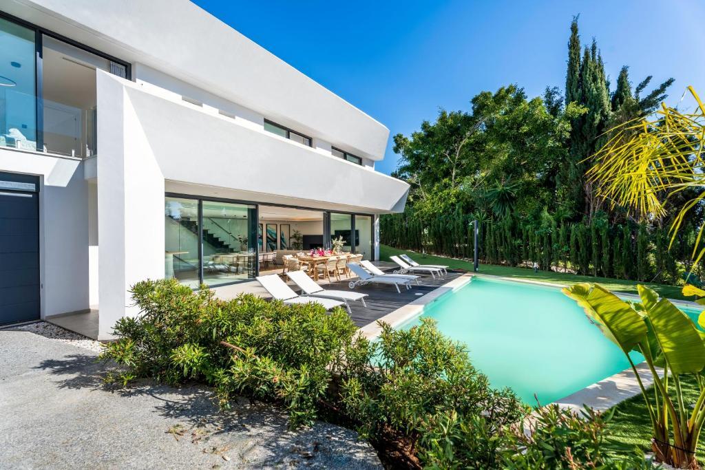 Luxury Villa in Eastern Marbella – A Contemporary Masterpiece - 33