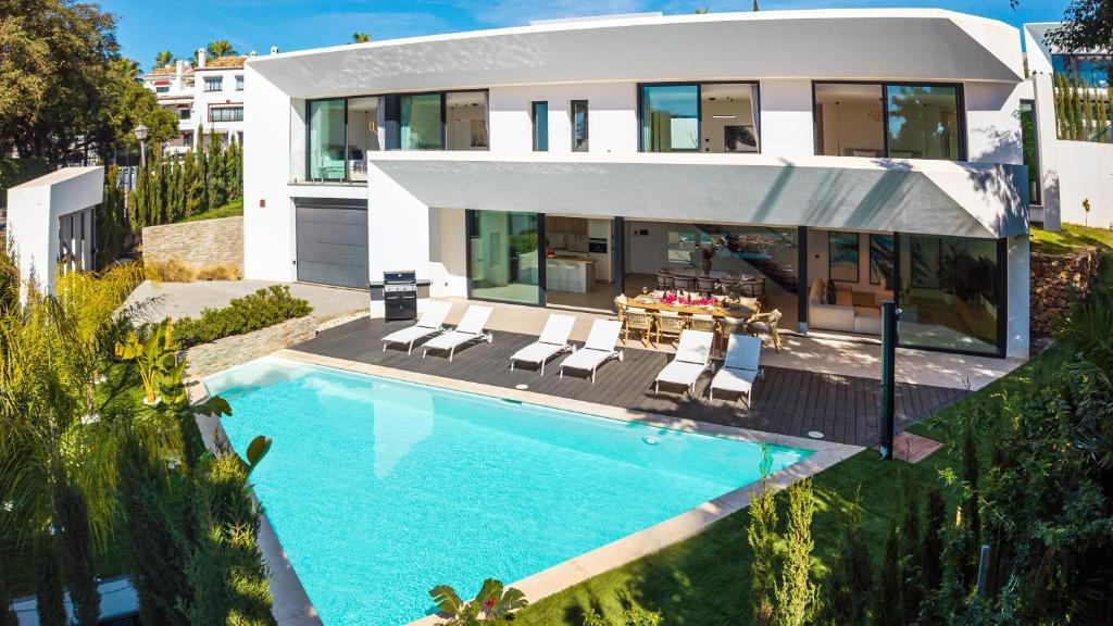 Luxury Villa in Eastern Marbella – A Contemporary Masterpiece - 2