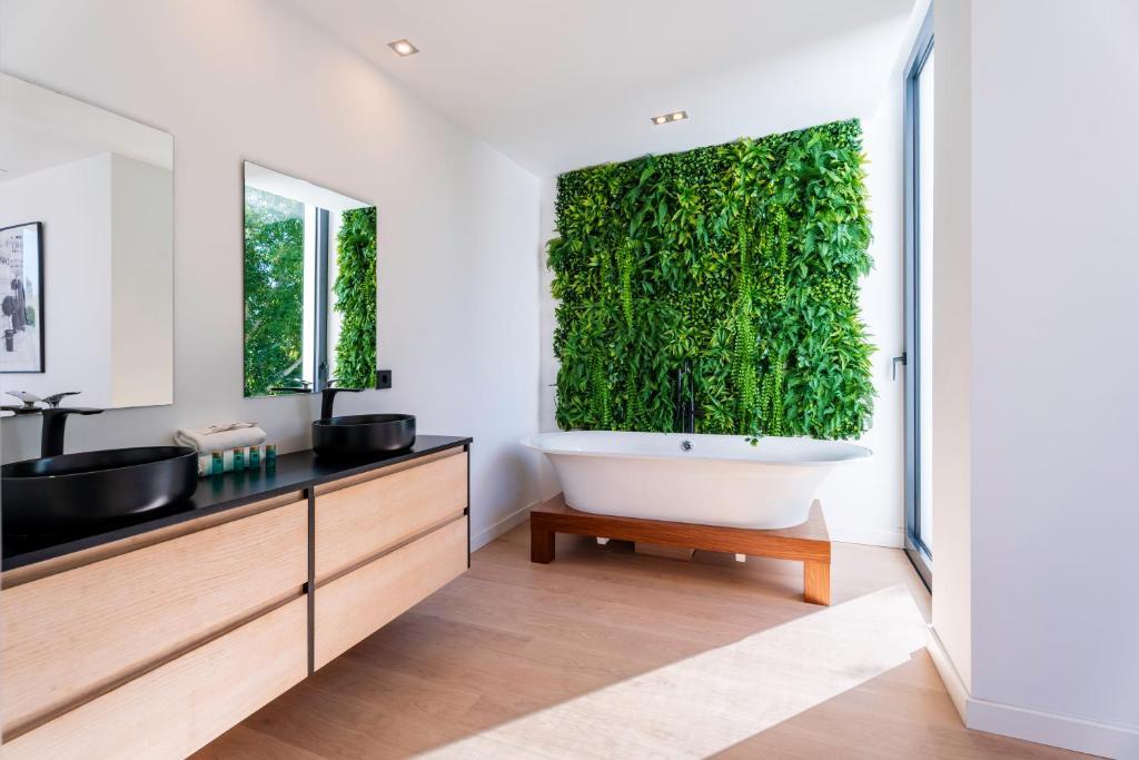 Luxury Villa in Eastern Marbella – A Contemporary Masterpiece - 24