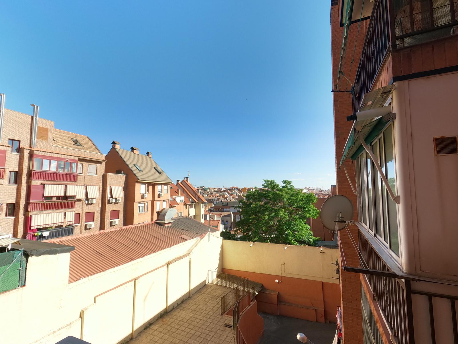 Gran Oportunidad de inversión en Valdeacederas. Piso reformado con garaje y alquiler vigente - 24