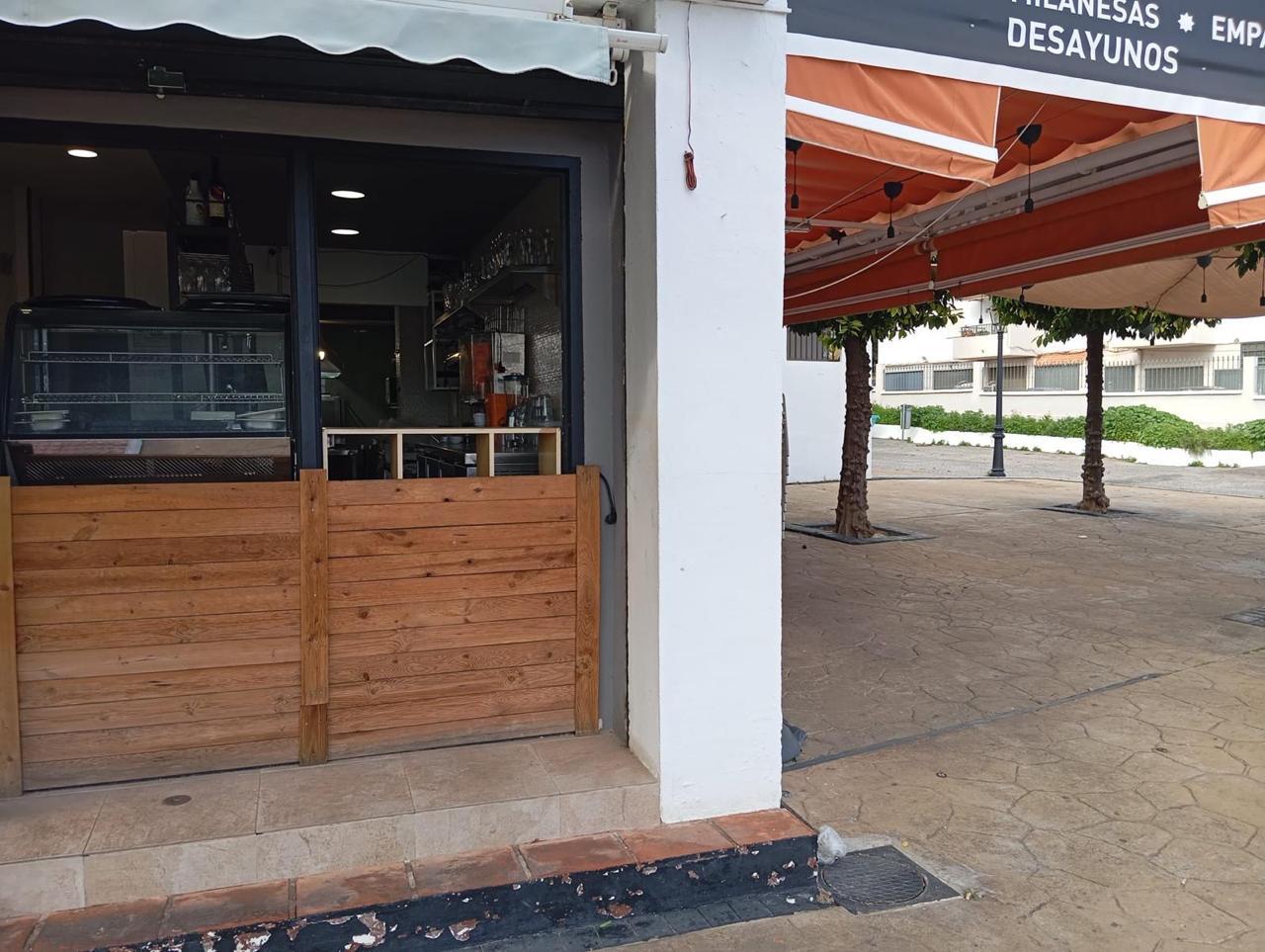 Traspaso de hamburguesería con salida de humos y gran terraza en Torremolinos - 10