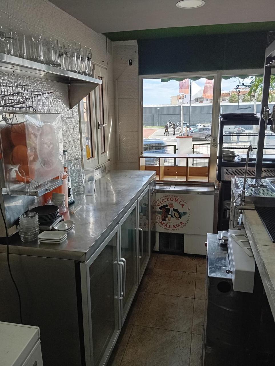 Traspaso de hamburguesería con salida de humos y gran terraza en Torremolinos - 12