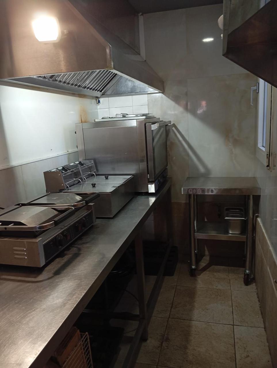 Traspaso de hamburguesería con salida de humos y gran terraza en Torremolinos - 7