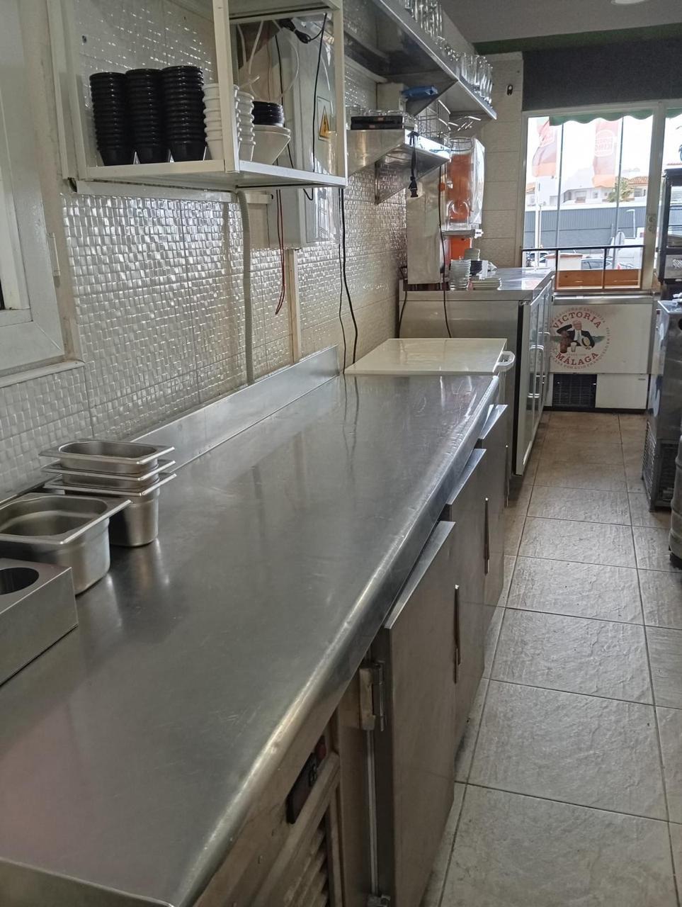 Traspaso de hamburguesería con salida de humos y gran terraza en Torremolinos - 5