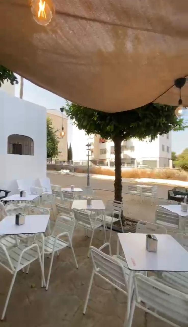 Traspaso de hamburguesería con salida de humos y gran terraza en Torremolinos - 1