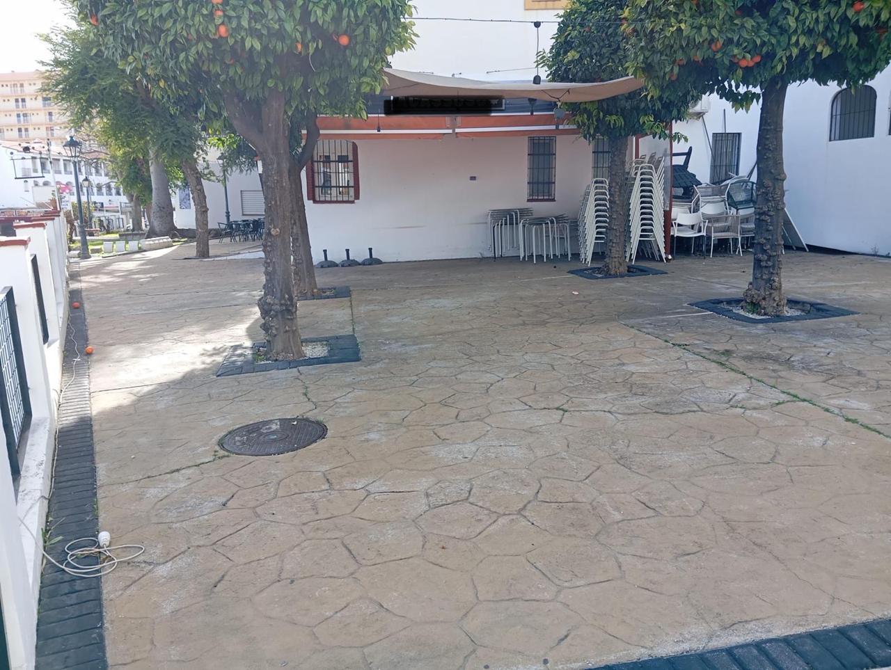 Traspaso de hamburguesería con salida de humos y gran terraza en Torremolinos - 3