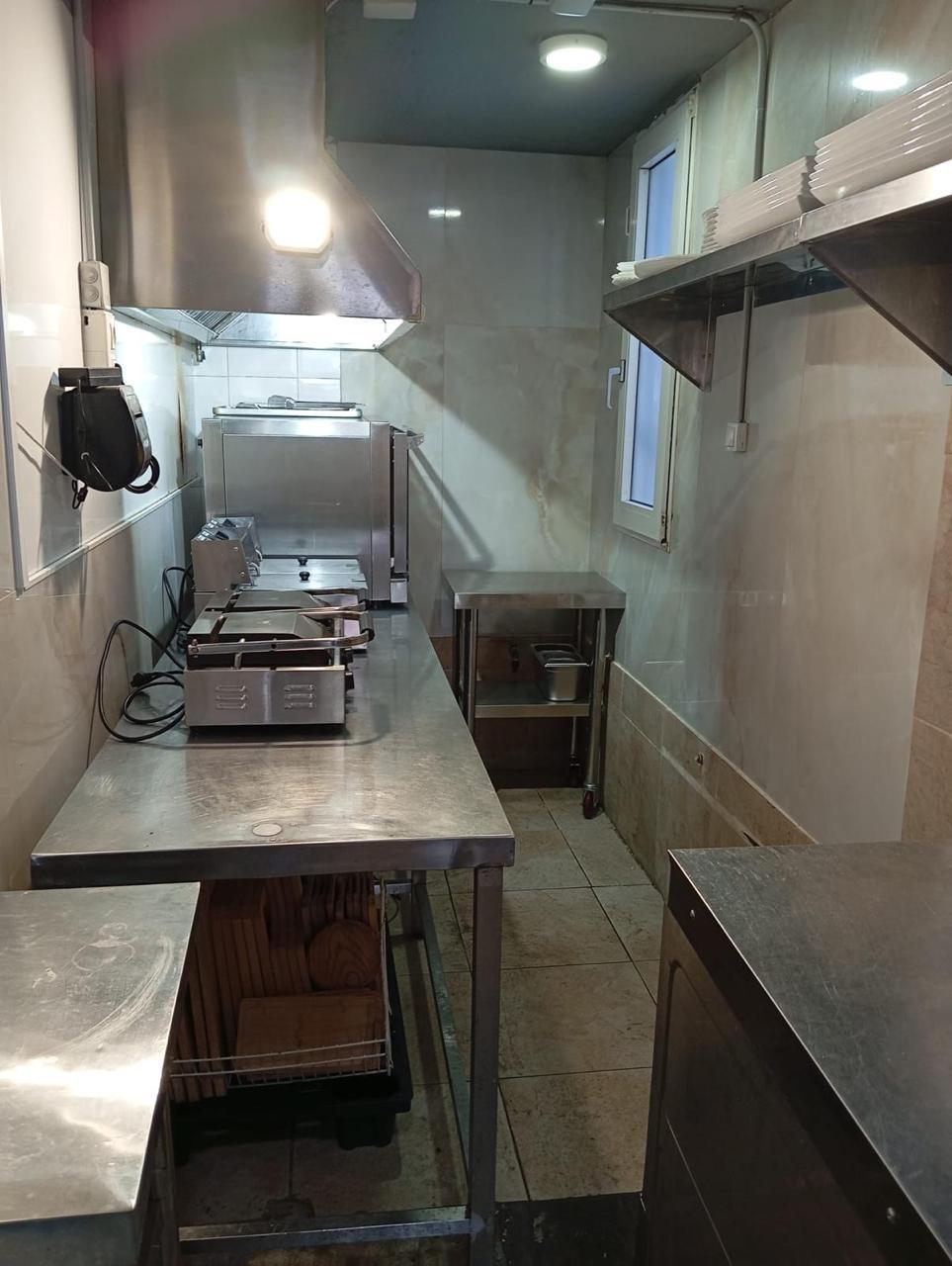 Traspaso de hamburguesería con salida de humos y gran terraza en Torremolinos - 17