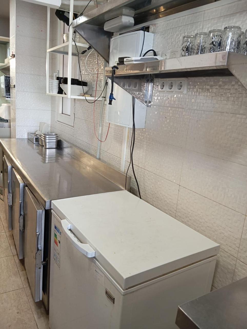 Traspaso de hamburguesería con salida de humos y gran terraza en Torremolinos - 9